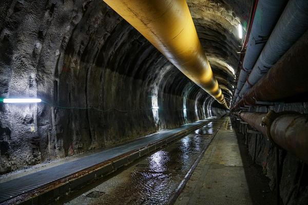 Regulatory framework and railway safety approval procedures in a bi-national context