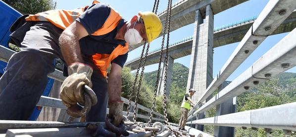 Opération préliminaire pour l’agrandissement du chantier pour le tunnel de base