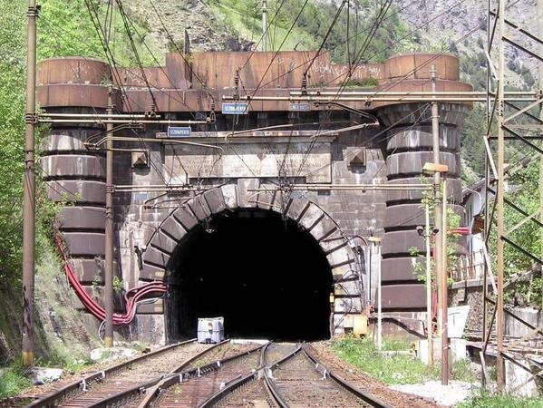 Cadre réglementaire et procédures d’approbation en matière de sécurité ferroviaire dans un contexte binational. L’exemple du tunnel de base du Montcenis